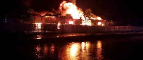 Incendiu violent la un depozit de mase plastice din Bârlad. Pompierii au intervenit cu 13 autospeciale