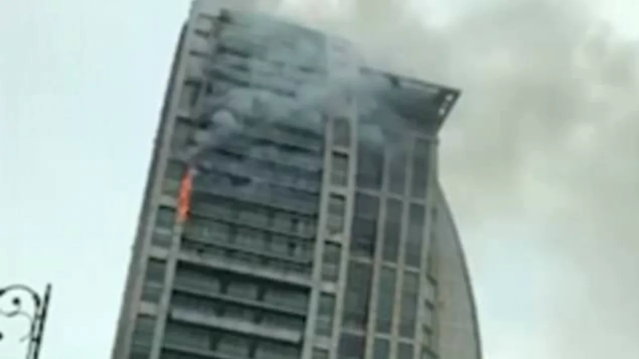 Incendiu la Trump Tower din Baku. Zgârie-nori-ul, început în urmă cu un deceniu, nu a fost terminat niciodată