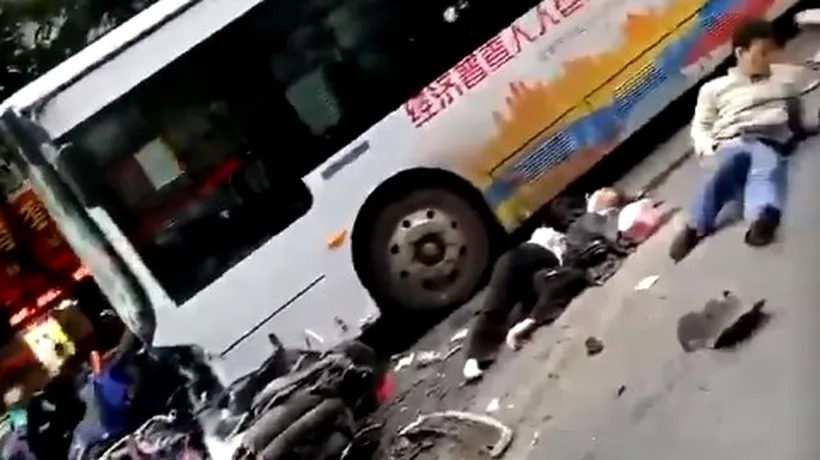 Un chinez DETURNEAZĂ UN AUTOBUZ și lovește pietonii de pe trotuar