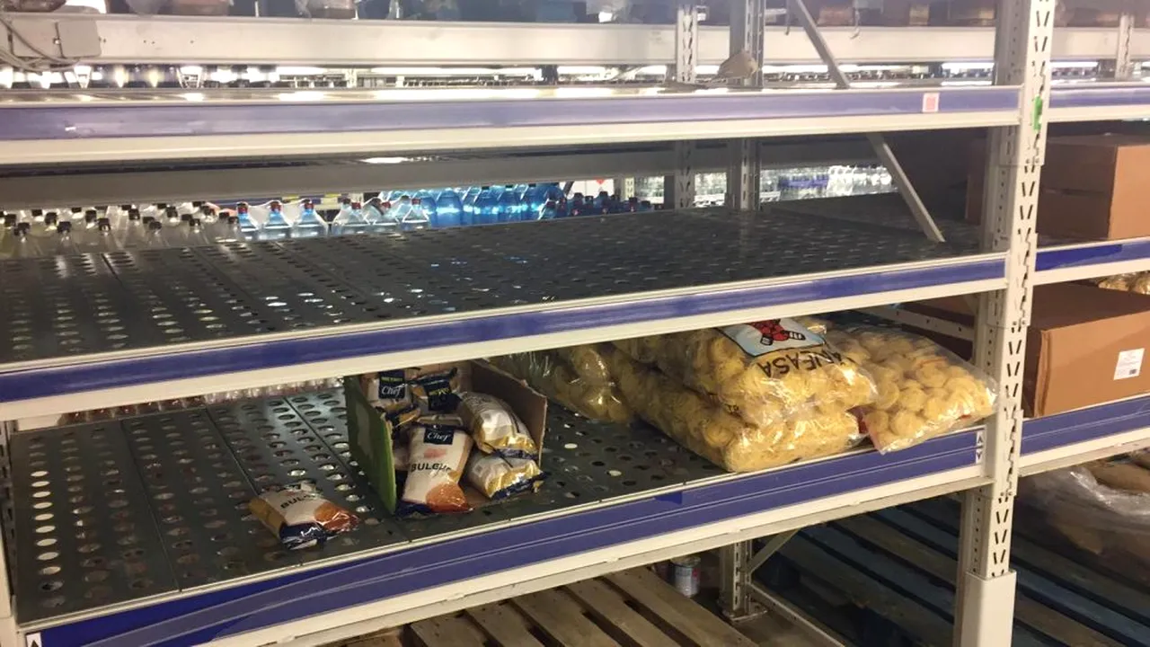 Frica de coronavirus golește și magazinele de la noi. Ce provizii își fac românii, de teama unei epidemii / „Se cumpără ca de sărbători”