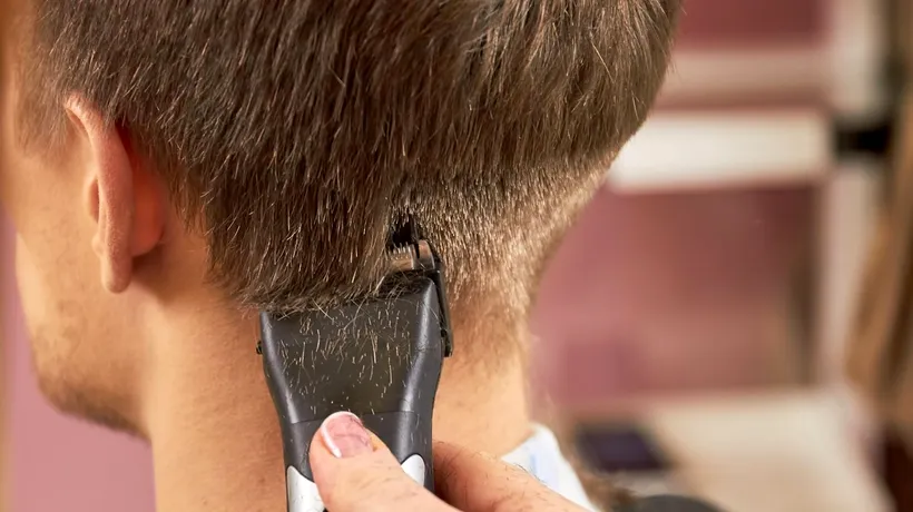 Un rus aflat în vacanță, nemulțumit de tunsoare, l-a ras în cap pe frizer