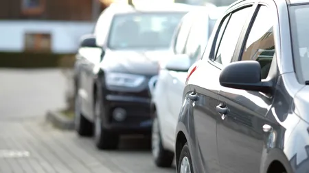 Vandalism în Suceava: Trei tineri ARESTAȚI pentru distrugerea a 51 de mașini. Inculpații spun că au făcut-o din plictiseală