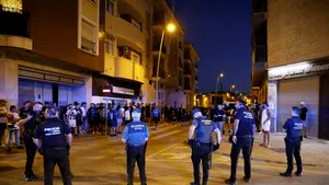SPANIA: Opt persoane au fost arestate după confruntări între localnici și migranți