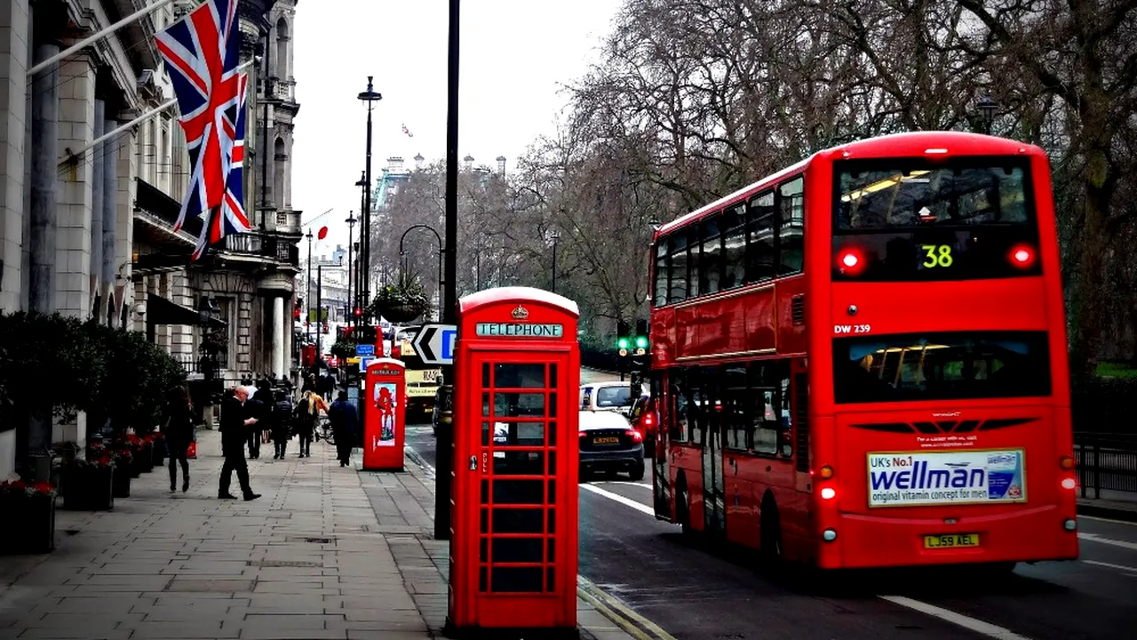 Poliția caută un bărbat care s-a masturbat într-un autobuz în fața unei membre a Parlamentului britanic