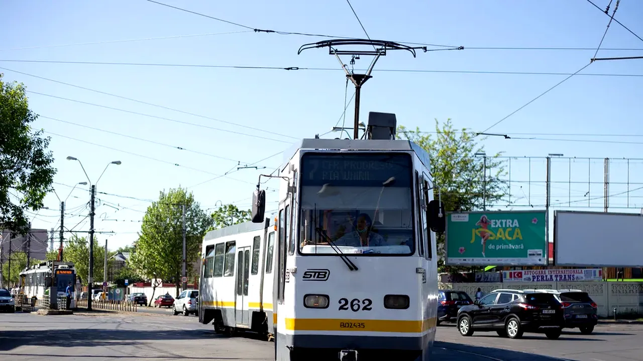 Un tramvai a lovit cinci MAȘINI în Capitală. Vatmanul a fugit de la locul accidentului