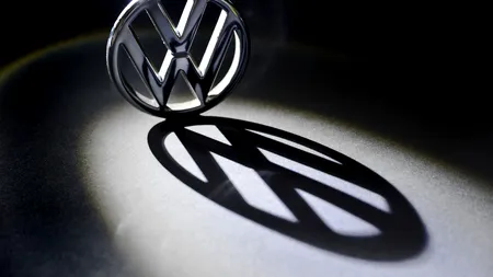 Un tren ce transporta vehicule Volkswagen a fost blocat din cauza unui protest ecologist în Germania