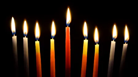 Afiș la o biserică din Năvodari: Lumânările de altă proveniență nu vă aduc niciun folos duhovnicesc / Purtător de cuvânt al Arhiepiscopiei: Este un gest firesc | FOTO