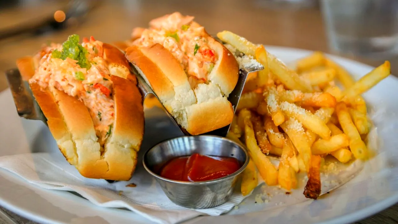 ALIMENTUL simplu și gustos preferat de turiștii români pe litoralul românesc. Restaurantele gătesc la foc continuu sute de kg din acest preparat