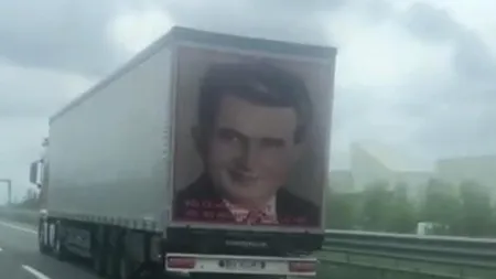Un șofer român de TIR îi aduce un omagiu lui Nicolae Ceaușescu pe camionul său. A fost filmat pe o autostradă din Italia, iar imaginile au devenit virale (VIDEO)