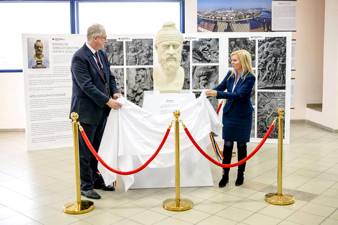 Un bust al lui Decebal în aeroportul din Cluj-Napoca