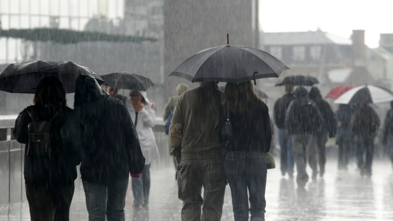 Un VORTEX polar lovește România. Urmează ploi torențiale, vijelii și lapovită. Temperaturile scad brusc cu 10 grade Celsius