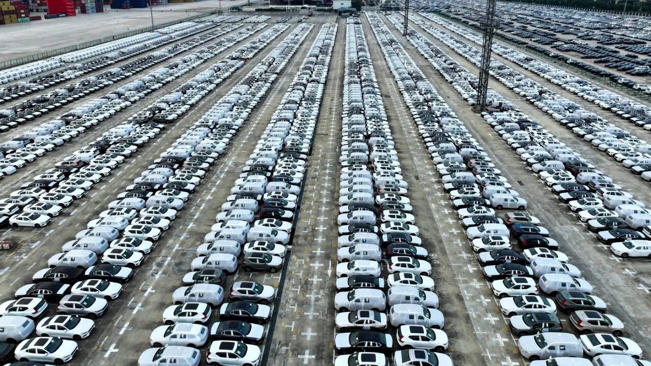 Financial Times: Statele Unite intenționează interzicerea pieselor digitale CHINEZE în fabricarea mașinilor