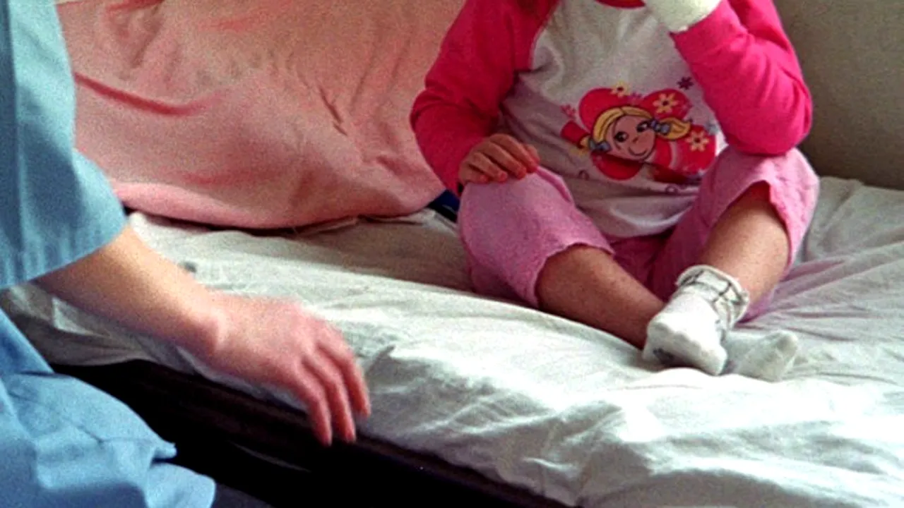 Copil din Timișoara, la spital după ce un calorifer a căzut peste el, la grădiniță. Directoarea grădiniței:Caloriferul s-a desprins 