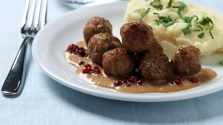 Ți-e dor de chifteluțele de la IKEA? Dar de sosul de merișoare? Ambasada Suediei la București dezvăluie rețetele