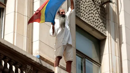 VIDEO | Un protestatar s-a suit pe clădirea Ministerului Sănătății. Alexandru Rafila îl acuză pe George Simion de dezinformare la protestul AUR