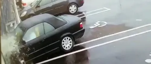 VIDEO | O șoferiță de BMW a intrat cu mașina direct prin geamul unui supermarket din Hunedoara