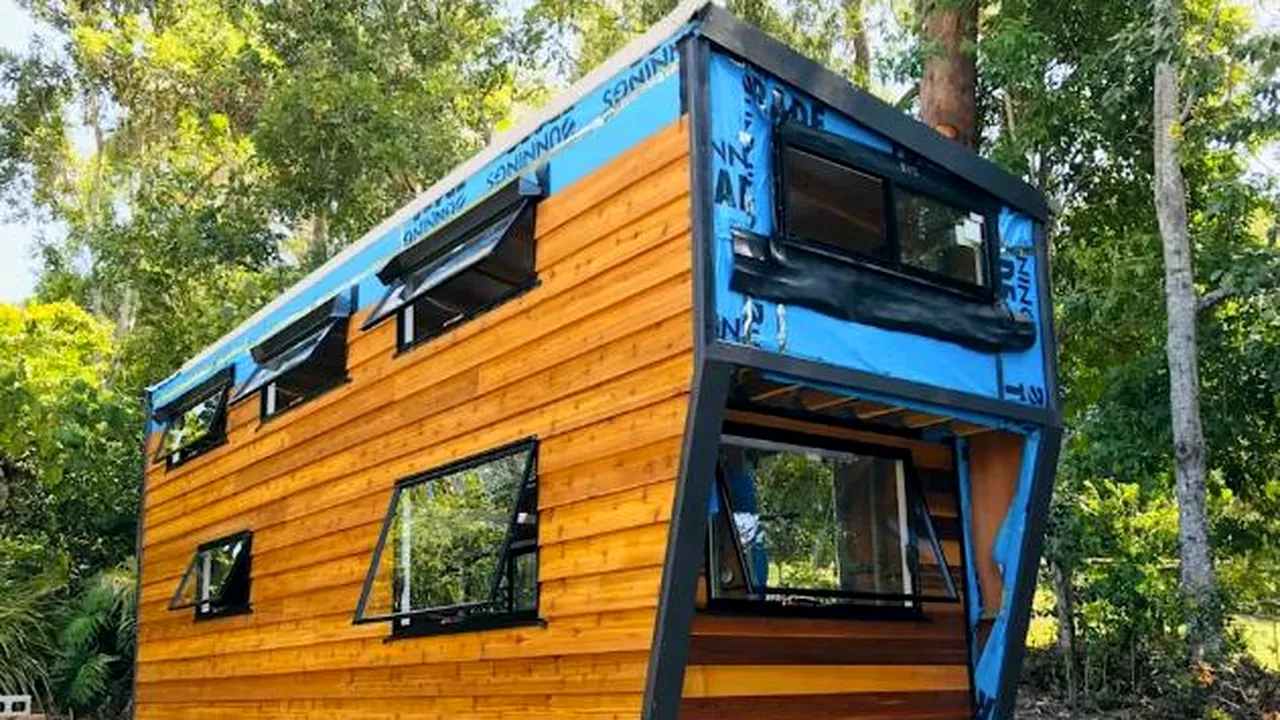 Casa de vis de doar 17 metri pătrați. Proprietara, sătulă să plătească chirii scumpe, a construit-o cu mâna ei la 56 de ani. Cum arată locuința