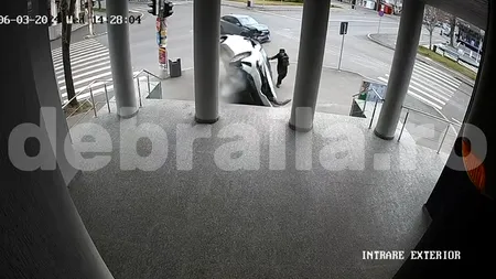 Imagini ȘOCANTE în Brăila: Două mașini s-au ciocnit într-o intersecție, iar una dintre ele s-a răsturnat peste o bătrână de 81 de ani