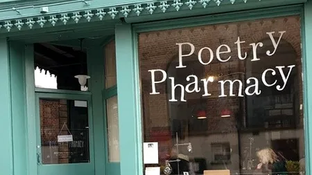 Premieră mondială inedită în lumea artei: Cine a deschis prima farmacie de poezie care prescrie versuri în loc de medicamente - FOTO