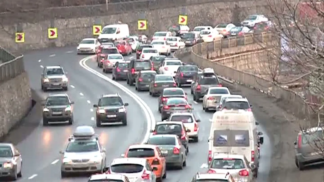 Traficul rutier din zona localității Sinaia, DIRIJAT de polițiști după ce pompierii au evacuat apa strânsă pe DN1 în urma unei ploi torențiale