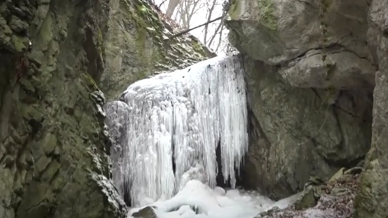 Cascada de lângă Deva care oferă un spectacol al naturii în ianuarie. Ascunsă în inima pădurii, puțini pot să ajungă la ea