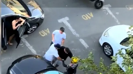 Livrator asiatic pe scuter, înconjurat de trei bărbaţi nervoşi. De la ce a pornit totul