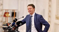 DOCUMENT. Programul de Guvernare. Sigfried Mureșan promite că va crește pensiile, salariile, va oferi burse copiilor săraci și va scădea TVA-ul. Va sprijini mediul de afaceri și va scădea facturile la energie. Dar din tabloul „perfect” lipsește esențialul: cum scade deficitul bugetar și de unde vin miliardele pentru toate promisiunile