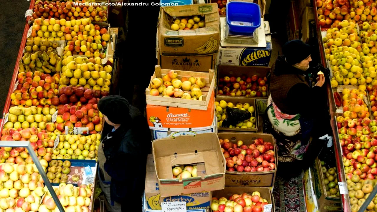 IMAGINI ȘOCANTE. Un client s-a filmat în timp ce scuipă pe legume aflate la vanzare