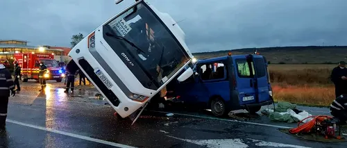 Plan roșu de intervenție la Lețcani! Șofer mort după un accident grav între un TIR, un autocar și un microbuz