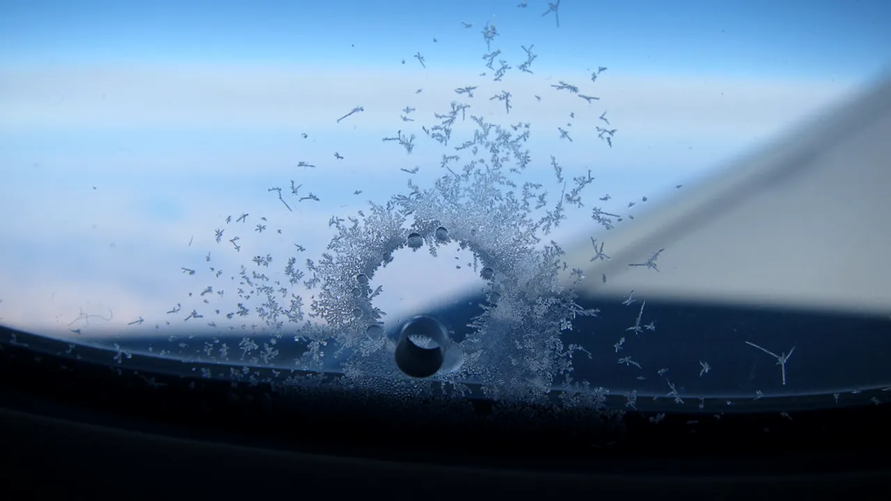 Motivul pentru care geamurile avioanelor sunt găurite din fabricație