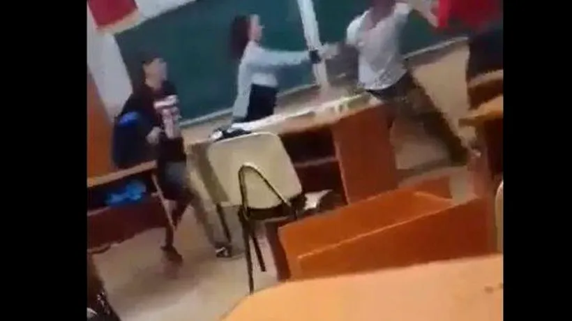 Scene violente într-o școală din România. Doi elevi s-au bătut pe viață și pe moarte, în fața colegilor îngroziți - VIDEO