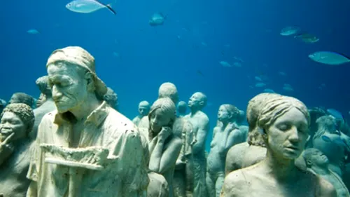 GALERIE FOTO. Expoziție neobișnuită a unui artist britanic. Sute de sculpturi, aranjate pe fundul mării. VIDEO