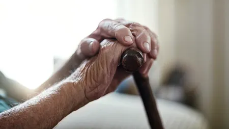 Studiu: Oamenii ÎMBĂTRÂNESC în mod accelerat în două momente-cheie ale vieții. Care sunt acestea