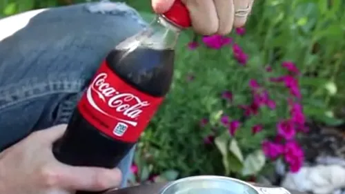 VIDEO: Experiment inedit cu o sticlă de Coca-Cola