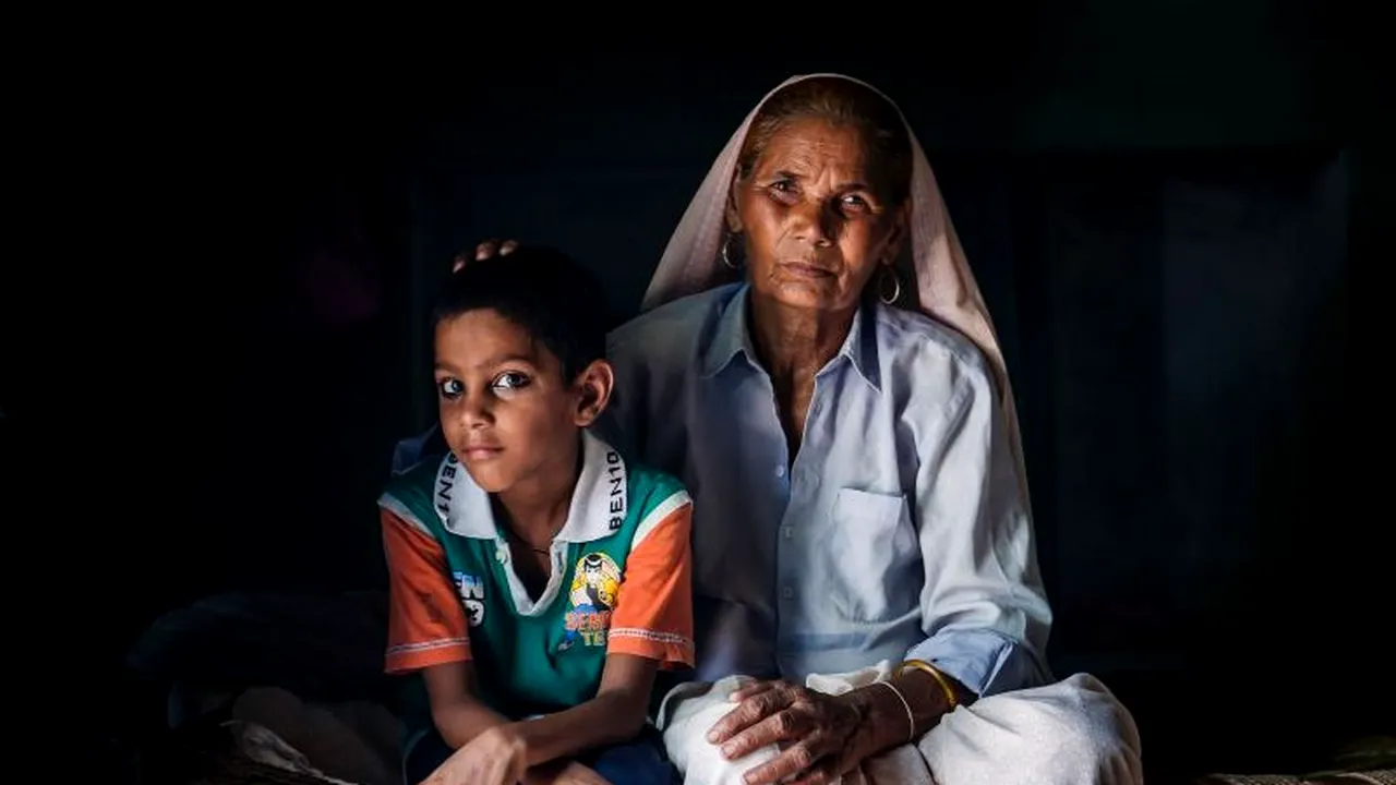 La ce vârstă a născut această femeie din India: 