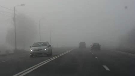 Avertisment pentru șoferii care vor să plece acum la drum: Trafic îngreunat din cauza ceții dense pe mai multe artere din țară. Cel puțin cinci județe sunt afectate