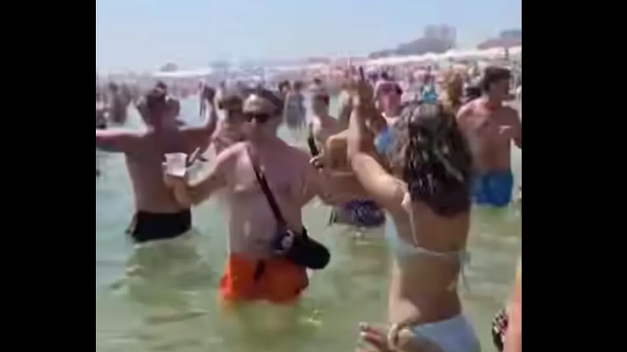 VIDEO. Distracție „românească” la Eforie. Un bărbat a intrat cu boxa în mare. Ritmurile de manele au atras mai mulți turiști