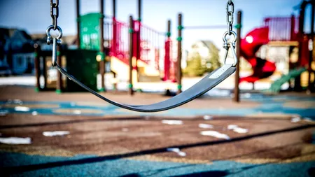Anchetă Salvați Copiii: Mai mult de jumătate dintre copii ar vrea să PLECE din România / Crește toleranța față de romi și cei cu dizabilități fizice
