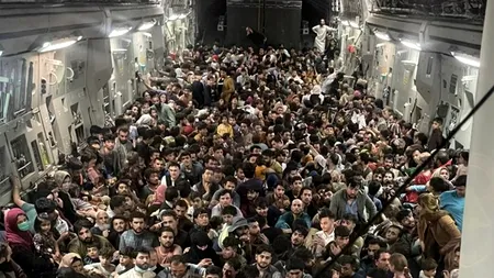 Imaginea disperării celor care vor să fugă din Afganistan: Sute de oameni, înghesuiți într-un avion care transportă în mod normal de patru ori mai puțini pasageri