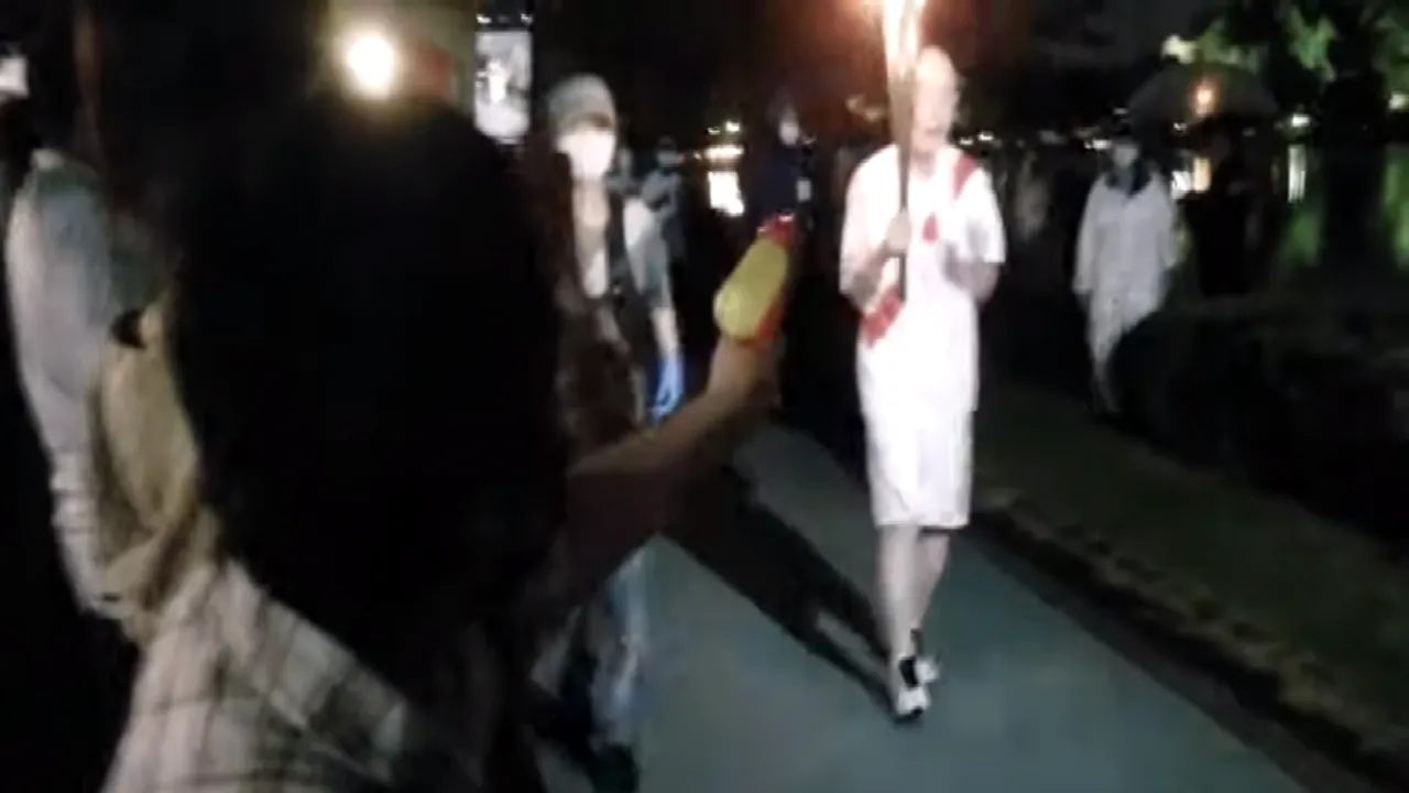 O femeie a încercat să stingă flacăra olimpică cu un pistol cu apă. Motivul pentru care a recurs la acest gest (VIDEO)