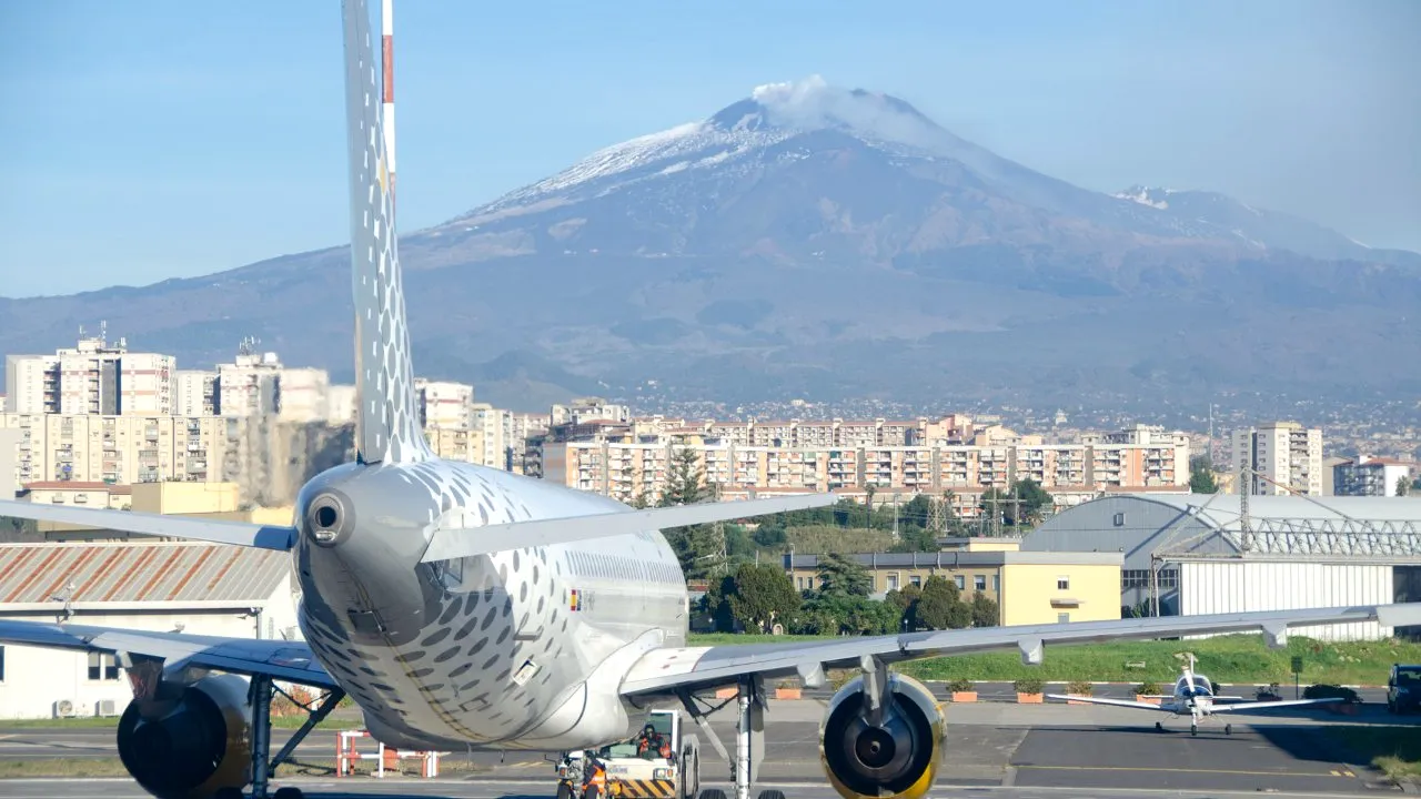 Alertă în Sicilia: Aterizările pe aeroportul Catania, blocate după o nouă erupție a vulcanului Etna. Cât timp rămân în vigoare restricțiile