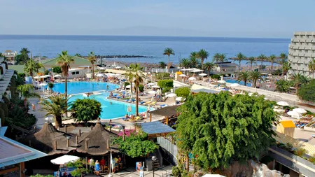 Ce a pățit un român care și-a făcut concediul în Tenerife, la un hotel de 4 stele. A intrat peste soția lui în baie!