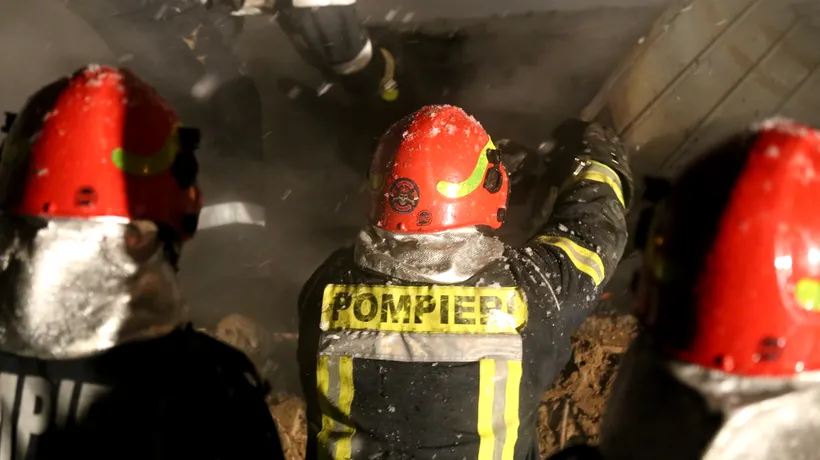 Pompierii din Sibiu au evacuat 20 de locatari dintr-un bloc în flăcări. O fată de 16 ani a suferit un atac de panică