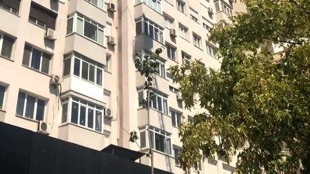 Incendiu violent produs într-un bloc din Capitală. Locatarii nu pot coborî din cauza temperaturii ridicate (VIDEO)
