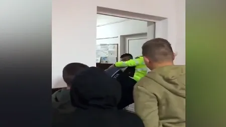 VIDEO | Scandal într-o școală din Bihor. Trei elevi au venit beți la cursuri, unul a fost pus la pământ de polițiști