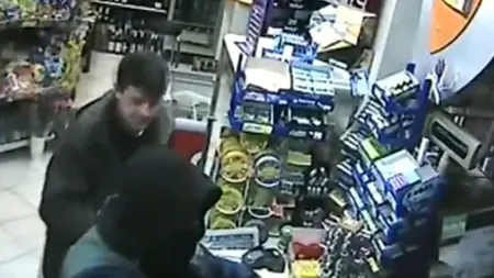 Doi români și opt italieni, răniți într-un jaf armat la un supermarket din Italia