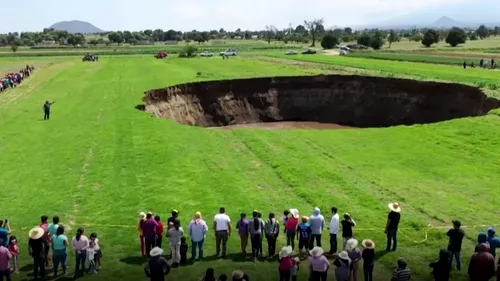 Un crater de 60 de metri plin cu apă a apărut inexplicabil în curtea unui fermier din centrul Mexicului - VIDEO
