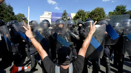 Patru TURIȘTI ISRAELIENI dați jos din taxi și BĂTUȚI de JANDARMI la protestul de vineri. Reacția Ambasadei. 