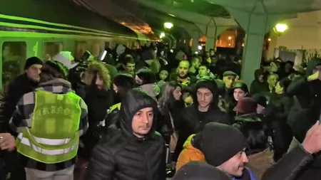 VIDEO | Acuzații de rasism în Gara de Nord: 32 de refugiați romi din Ucraina, majoritatea femei și copii, nu au fost primiți în sala de mese pentru că „mănâncă prea mult”