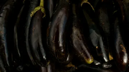 Truc INCREDIBIL! Cum să cureți vinetele coapte rapid, ușor și fără efort